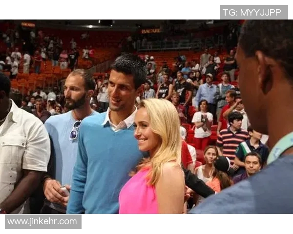 小鹰与足球明星亲密合影展现运动精神与友谊的美好瞬间