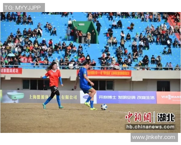 足球明星在比赛中精彩跳跃动作集锦视频展现运动魅力与技巧