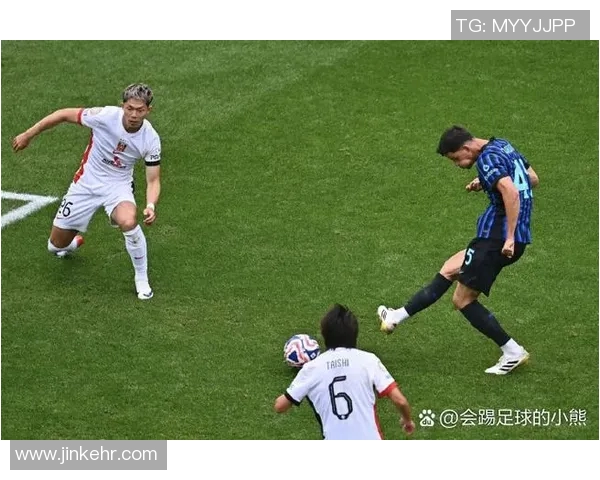 防守反击战术下的足球明星们如何在赛场上展现个人魅力与团队协作